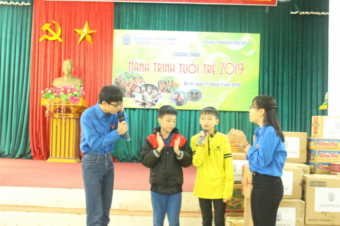 Đoàn viên, thanh niên trường THPT Tây Hồ, Hà Nội giao lưu với các em nhỏ tại Trung tâm