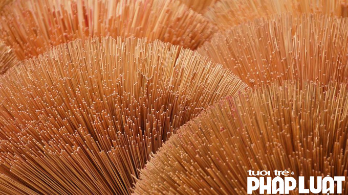 "Chu du" tới làng nghề làm hương lâu đời nhất Việt Nam