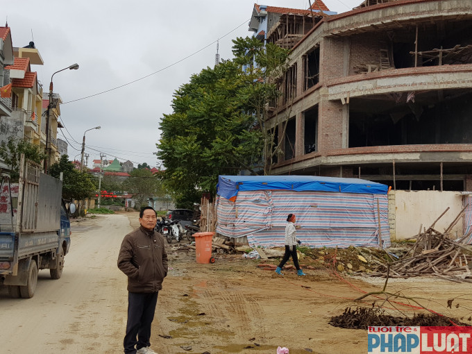 Ông Chính bên bên cạnh lô đất NLK 10 - 35 đang xây nhưng hiện nay đã được tỉnh Lạng Sơn đã cấp sổ cho công ty Hoàng Dương khiến người dân rất bức xúc
