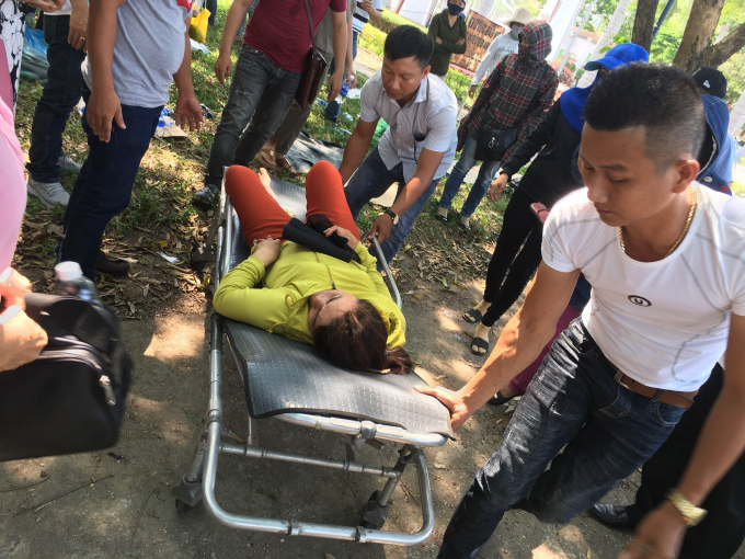 Một người dân trong lúc chờ đợi đã bị ngất đã được đưa tới bệnh viện cấp cứu.