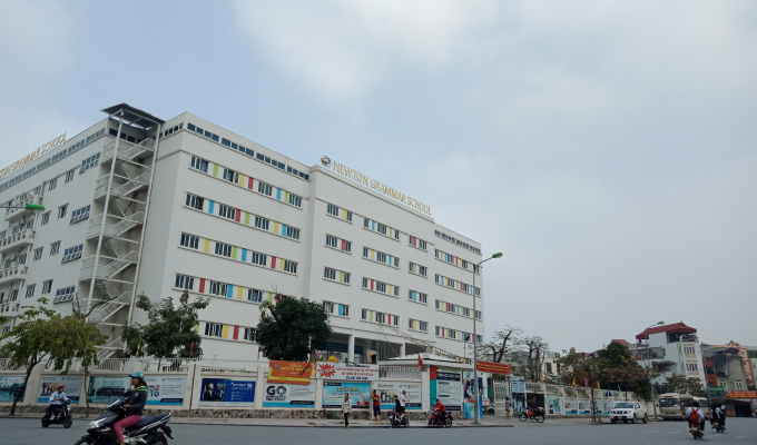 Ai chống lưng cho Trường Newton hoạt động sai địa điểm?