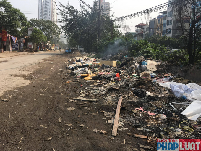 Đa phần rác thải ở đây là rác thải sinh hoạt và rác thải vật liệu xây dựng, không chỉ gây mất mỹ quan trong khu vực thành phố mà còn bốc mùi hôi thối, gây ô nhiễm trầm trọng.