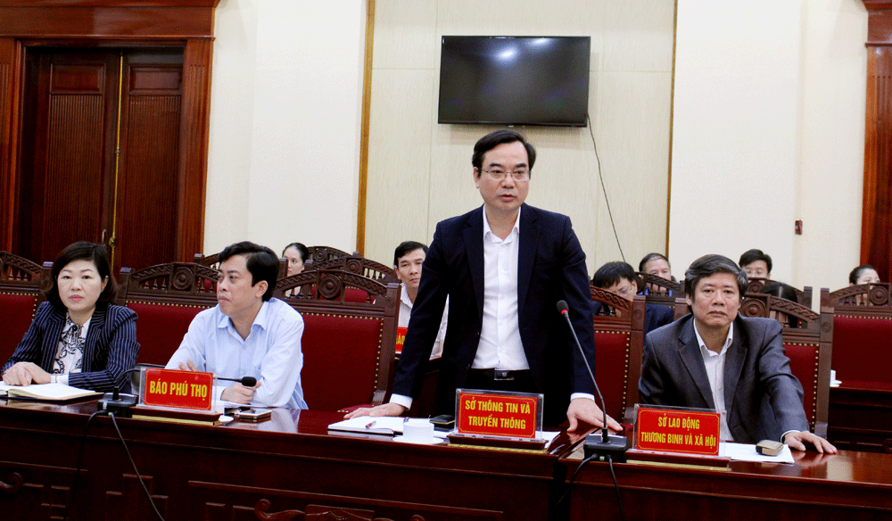 Giám đốc Sở Thông tin và Truyền thông Trịnh Hùng Sơn báo cáo tình hình triển khai chuẩn bị hoạt động của Trung tâm Báo chí và Hội Sách Đất Tổ năm 2019