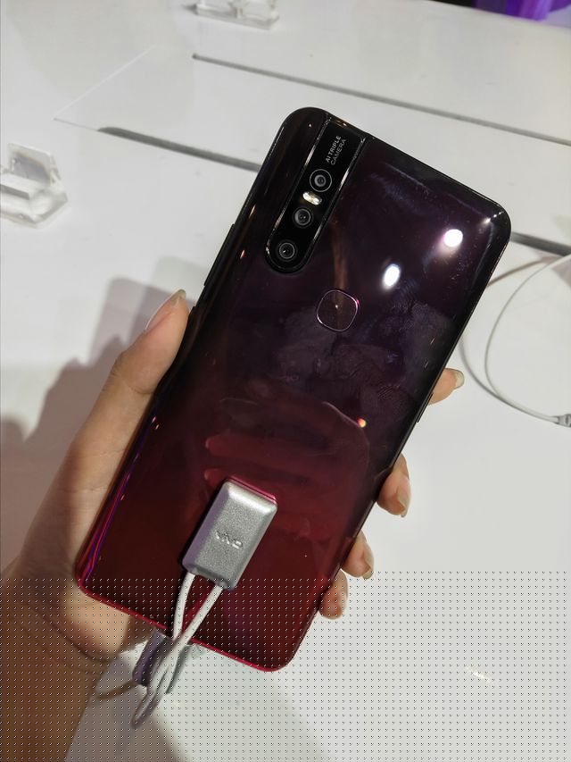 Ra mắt Vivo V15, camera tàng hình, giá 7,9 triệu đồng - 3