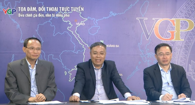 Ông Đinh Quang Tri - Phó tổng giám đốc EVN (giữa) và các chuyên gia tại buổi tọa đàm.