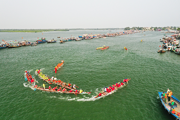 Cuộc đua diễn ra ngay cửa sông với biển.