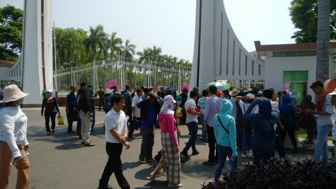 Hàng trăm người dân tập trung tại cổng trụ sở UBND tỉnh Quảng Nam trong buổi tiếp dân ngày 23/3 vừa qua