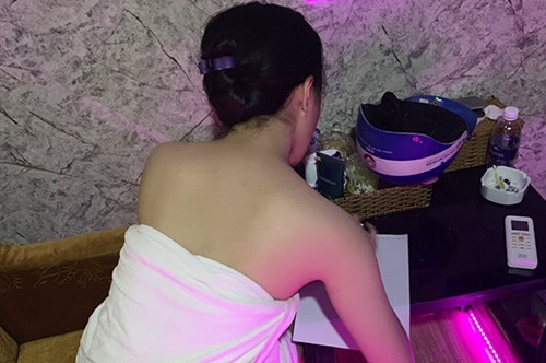 Bốn nữ nhân viên không mặc đồ khi massage cho khách nam