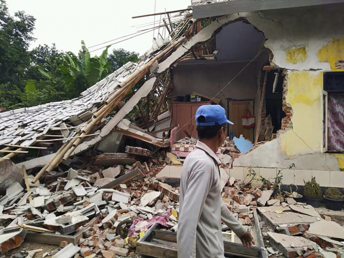 Nhà cửa bị phá hủy trong trận động đất ở Selong, đảo Lombok, Indonesia, ngày 17/3/2019. Ảnh: AFP.