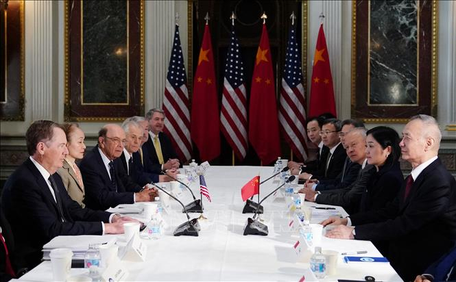 Phó Thủ tướng Trung Quốc Lưu Hạc (thứ nhất, phải) và Đại diện Thương mại Mỹ Robert Lighthizer (thứ nhất, trái) tại vòng đàm phán thương mại ở Washington DC., ngày 21/2/2019. Ảnh: THX.