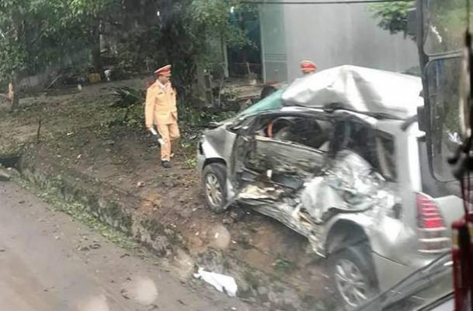 Hiện trường vụ tai nạn, xe Innova bị biến dạng (ảnh: báo An toàn giao thông).