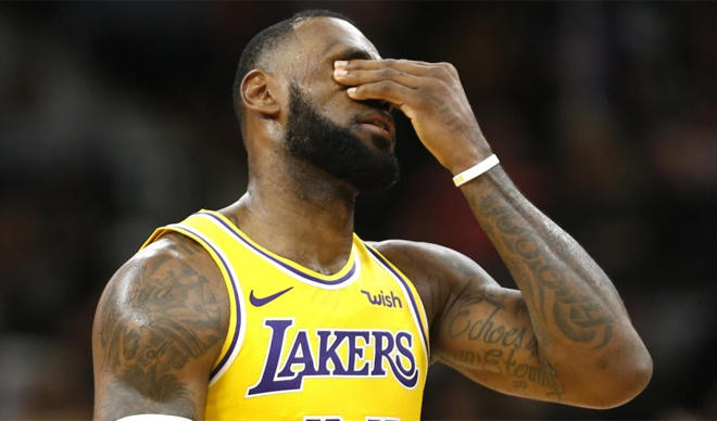 LeBron James vắng mặt ở NBA Play-off. Siêu sao LeBron James không thể giúp Los Angeles Lakers trở lại đỉnh cao của NBA. Đội bóng này sẽ vắng mặt ở NBA Playoffs, giải đấu để tìm ra nhà vô địch NBA, năm thứ sáu liên tiếp sau trận thua Brooklyn Nets hôm 22/3. James chuyển sang khoác áo Lakers từ đầu mùa giải 2018-2019 và tiếp tục thể hiện đẳng cấp của một siêu sao. Nhưng màn trình diễn cá nhân ấn tượng của anh không thể giúp câu lạc bộ giành vé dự NBA Playoffs.