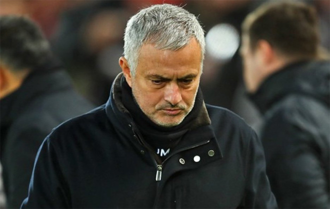 Jose Mourinho bị Man Utd sa thải. Sau khởi đầu tệ hại ở mùa giải 2018-2019, HLV người Bồ Đào Nha bị đá khỏi sân Old Trafford. Sau 17 vòng đầu tại Ngoại hạng Anh dưới sự dẫn dắt của Mourinho, Man Utd kém đội đầu bảng 11 điểm. Nhiều ý kiến cho rằng việc bị Man Utd sa thải chứng tỏ sự nghiệp của Mourinho đang đi xuống.