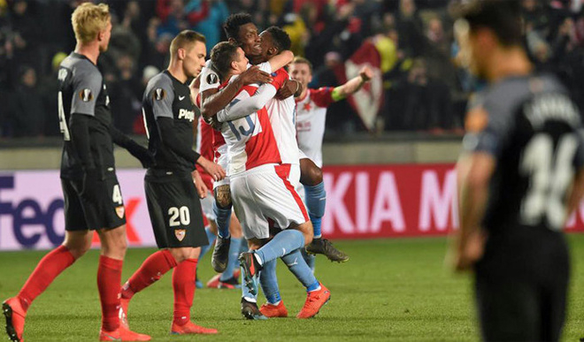 Sevilla bị loại ở Europa League. Với tư cách là đội bóng giàu truyền thống nhất tại giải đấu này, không ít người bất ngờ khi chứng kiến Sevilla bị Slavia Prague loại ở vòng 1/8. Họ hòa đội bóng CH Czech 2-2 trên sân nhà trước khi thua 3-4 ở lượt về.