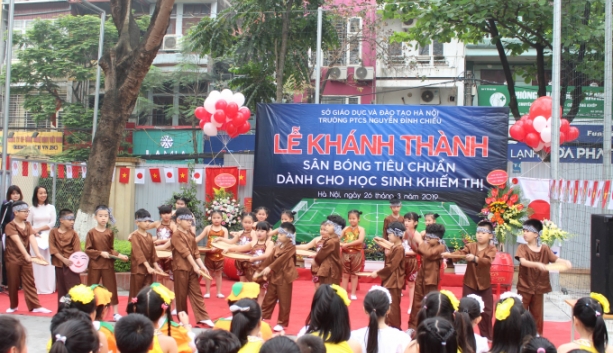 hoc sinh khiem thi o ha noi vui mung don nhan san bong tieu chuan