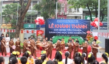 hoc sinh khiem thi o ha noi vui mung don nhan san bong tieu chuan