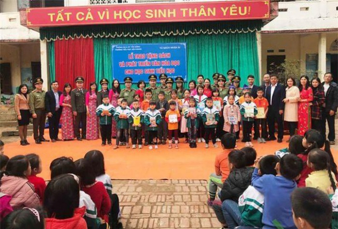 Đoàn HV An ninh chụp ảnh lưu niệm cùng các em học sinh trường tiểu học Nội Hoàng ( ảnh: Theo dân trí)