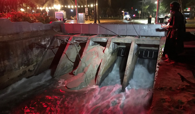 Đà Nẵng: Sau cơn mưa, nước thải ồ ạt được xả ra biển bốc mùi hôi thối