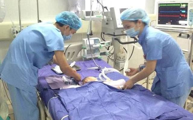 Quảng Ninh: Bé trai hơn 2 tuổi suýt chết do ăn nhầm thuốc chuột