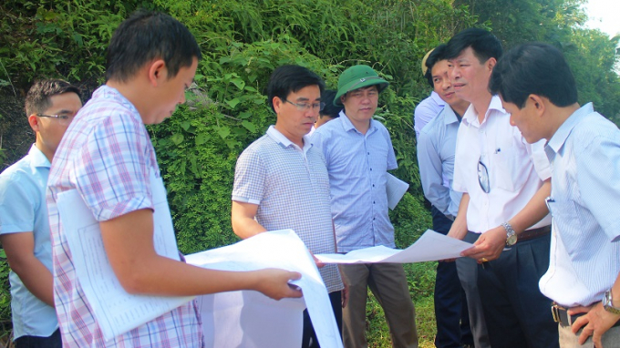 Đoàn công tác của thành phố Yên Bái kiểm tra quy hoạch để chấn chỉnh hoạt động kinh doanh, khai thác cát sỏi ở xã Giới Phiên.