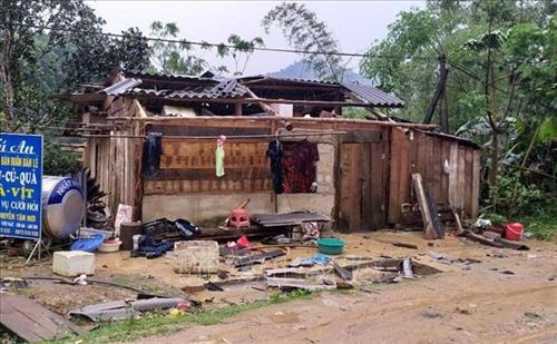 Giông lốc gây thiệt hại cho 384 hộ dân tại huyện Bình Gia (Lạng Sơn). Ảnh TTXVN