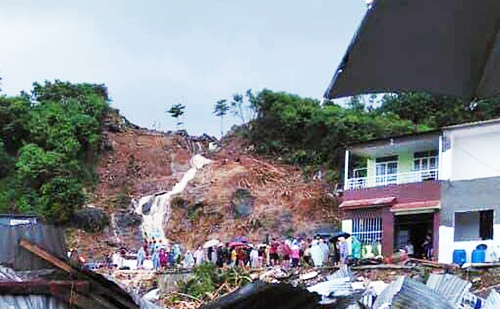 Hồ nước trên núi của dự án vỡ kéo theo đất đá đổ xuống khu dân cư ở Nha Trang, hôm 18/11. Ảnh: An Phước.