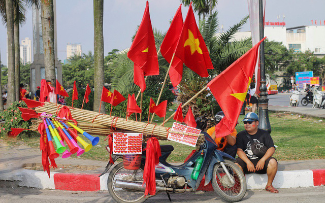 Tiểu thương “hốt bạc” nhờ các dịch vụ ăn theo bóng đá ở sân Mỹ Đình