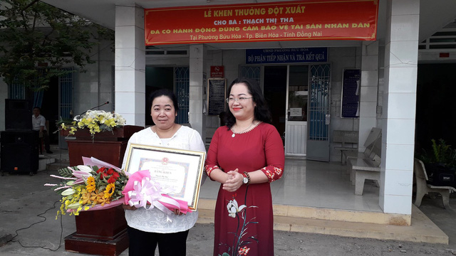 Đại diện Ban thi đua khen thưởng tỉnh Đồng Nai trao tặng bằng khen cho bà Thạch Thị Tha
