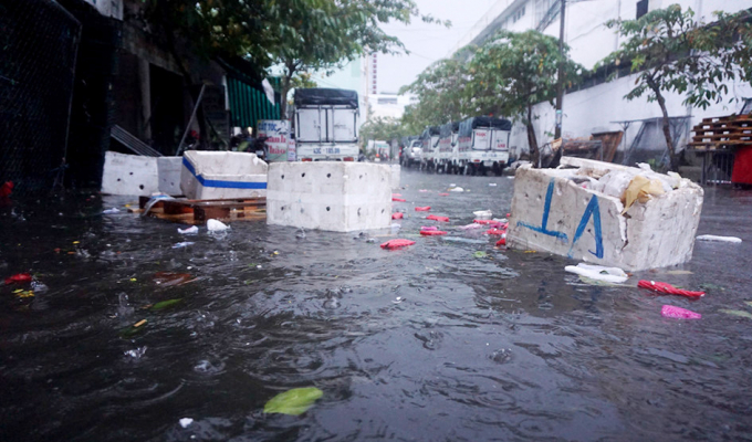 Đà Nẵng mưa lớn, nước ngập mênh mông thành phố