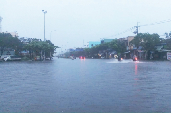 Mưa suốt từ đêm 8/12 đến ngày 9/12 khiến tuyến đường ở TP Đà Nẵng bị ngập sâu, có nơi ngập hơn 1m, giao thông bị tê liệt