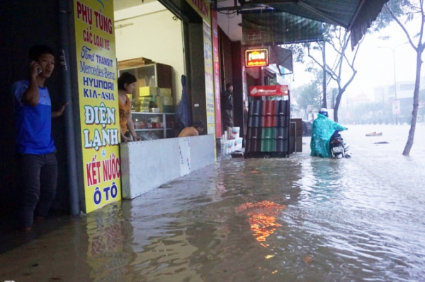 Lãnh đạo Đài Khí tượng Thủy văn khu vực Trung Trung Bộ cho biết tại Đà Nẵng, lượng mưa đo được lúc 4h sáng 9/12 dao động ở mức 40-100 mm. Riêng khu vực trung tâm thành phố có chỗ lượng mưa hơn 200 mm.