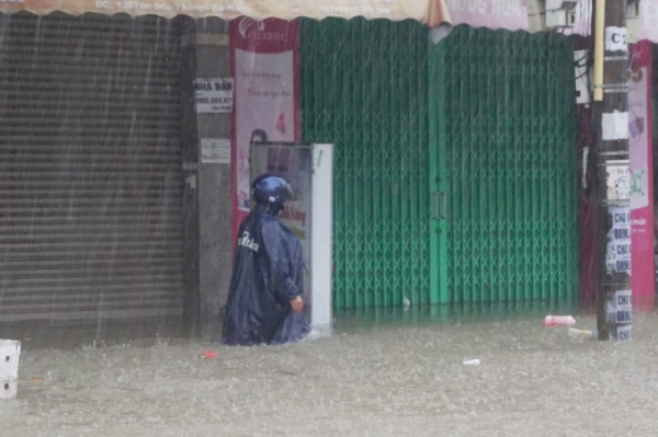 Dự báo ngày và đêm 9/12, tại khu vực các tỉnh, thành phố từ Quảng Bình đến Quảng Ngãi tiếp tục có mưa vừa, mưa to, mưa rất to. Nguy cơ cao xảy ra ngập lụt cục bộ ở TP Đà Nẵng đặc biệt khu vực Hòa Bắc của huyện Hòa Vang, quận CẩmLệ, quận Hải Châu đã diễn ra. Cấp độ rủi ro thiên tai là cấp 1