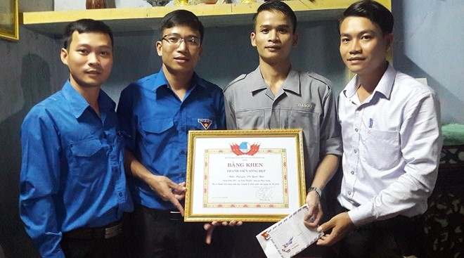 Đại diện Tỉnh Đoàn, Hội Liên hiệp thanh niên Việt Nam tỉnh Quảng Nam trao tặng Bằng khen Thanh niên sống đẹp cho anh Bảo.