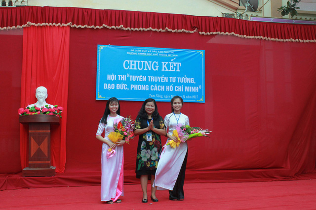Em Phùng Thị Phương Thảo (đứng bên trái) tham dự Hội thi “Tuyên truyền tư tưởng, đạo đức, phong cách Hồ Chí Minh”