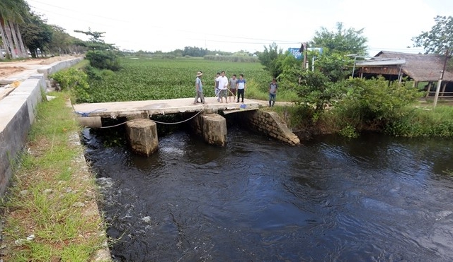 Khen thưởng thanh niên dũng cảm cứu 2 mẹ con bị đuối nước