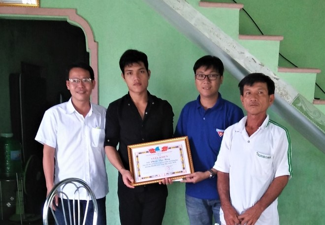 Đại diện huyện đoàn Duy Xuyên trao giấy khen cho anh Phạm Văn Bồng