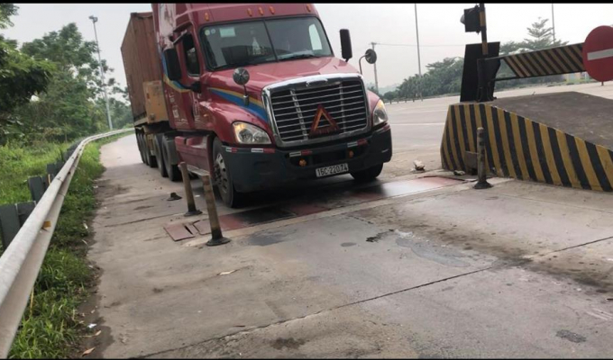 Xe quá khổ, quá tải vô tư "quần thảo", cao tốc Hà Nội - Lào Cai xuống cấp nghiêm trọng