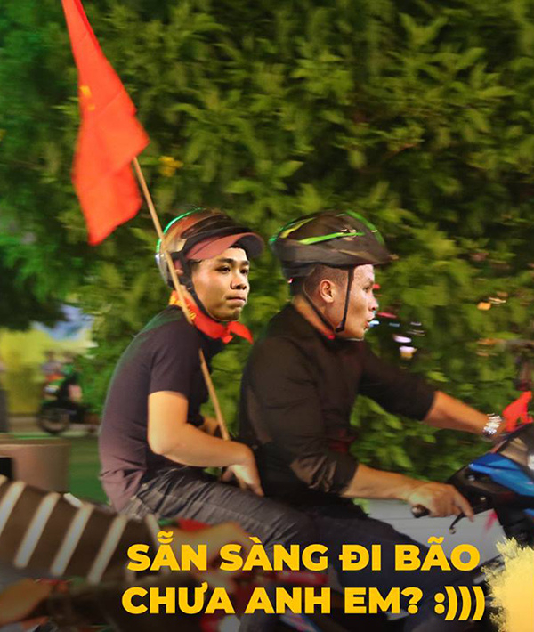 Quang Hải chở Công Phượng bằng xe máy đi bão sau chiến thắng. (Nguồn: Trollbongda)