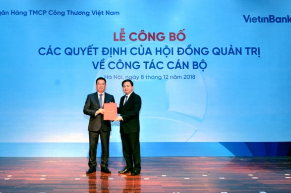 Chủ tịch HĐQT VietinBank Lê Đức Thọ trao Quyết định bổ nhiệm chức vụ Tổng Giám đốc VietinBank cho ông Trần Minh Bình.
