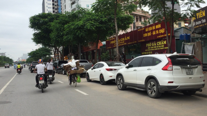 Quán Phở Gà Châm - một trong những quán có nhiều xe ô tô dừng ở dưới lòng đường Võ Chí Công.
