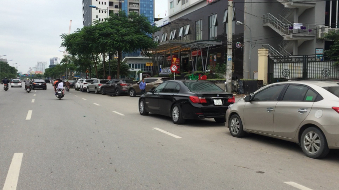 Hàng dài xe ô tô đỗ dưới lòng đường trước cửa nhà hàng Hải Ngư Ông.
