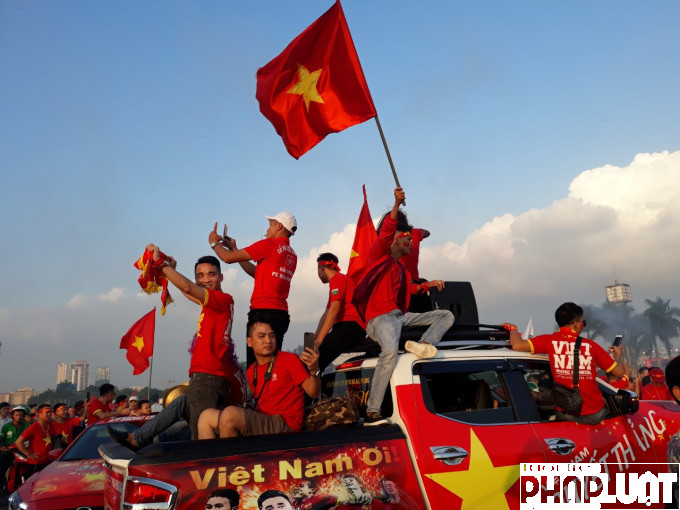 Hàng triệu người hâm mộ Việt Nam cổ vũ cho đội tuyển trong trận chung kết AFF cup. Ảnh Đức Mậu