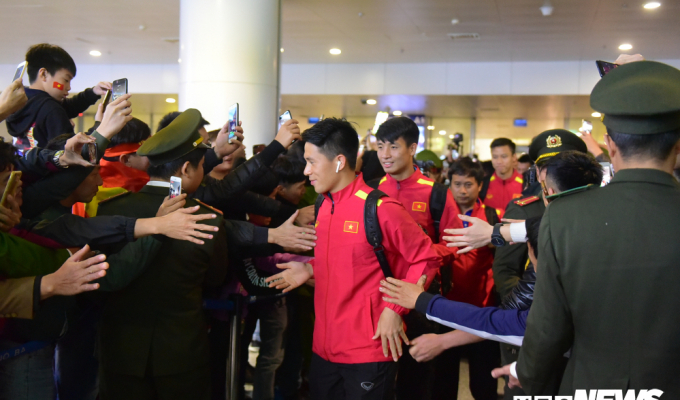 Ảnh: Hành động nhỏ tại sân bay khiến CĐV, cầu thủ thêm nể HLV Park Hang Seo