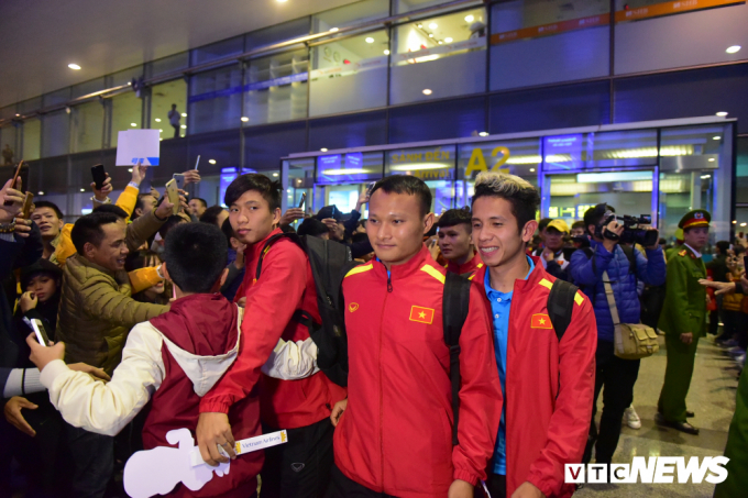 Dù phải căng sức thi đấu trong trận chung kết lượt đi AFF Cup 2018 trước Malaysia, song các cầu thủ không mệt mỏi. Trái lại họ thường nở nụ cười tươi khi bước ra sảnh sân bay.