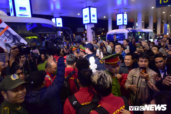 Theo ước tính có gần 500 CĐV đã có mặt tại sân bay Nội Bài chào đón ĐT Việt Nam. Để lên được xe, các cầu thủ Việt Nam gặp không ít khó khăn khi xung quanh là rất đông người hâm mộ.