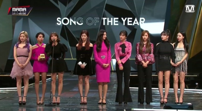 Giải ca khúc của năm của TWICE cũng khiến netizen không mấy đồng tình.