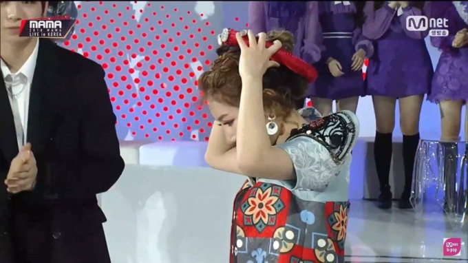 Nữ ca sỹ người Việt Nam “Người Lạ Ơi” cũng mắc sự cố bị trượt ngã khi lên nhận giải.