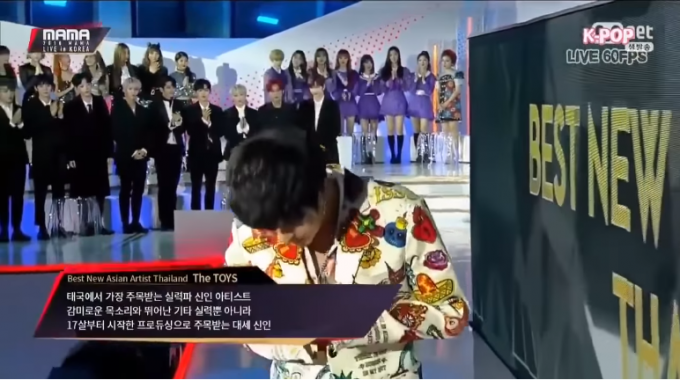 Nam ca sỹ người Thái Lan “The TOYS” cũng khó lòng mà tìm được đường lên sân khấu nhận giải tại MAMA Hàn Quốc năm nay.