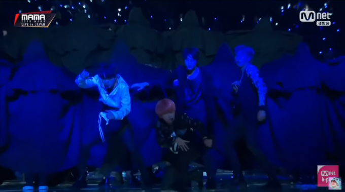 Màn trình diễn của BTS tại MAMA Nhật Bản năm nay cũng tối om mờ mịt, thậm chí không nhìn thấy vũ đạo của Jimin hay mặt các thành viên.