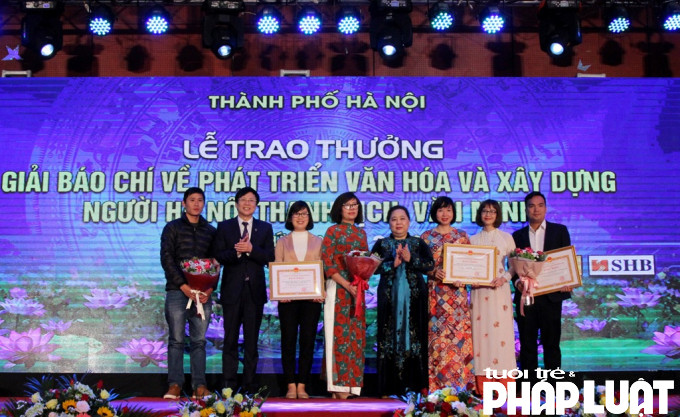 Chủ tịch HĐND TP Hà Nội Nguyễn Thị Bích Ngọc và Phó Chủ tịch Thường trực Hội Nhà báo Việt Nam Hồ Quang Lợi trao thưởng cho các tác giả đoạt giải